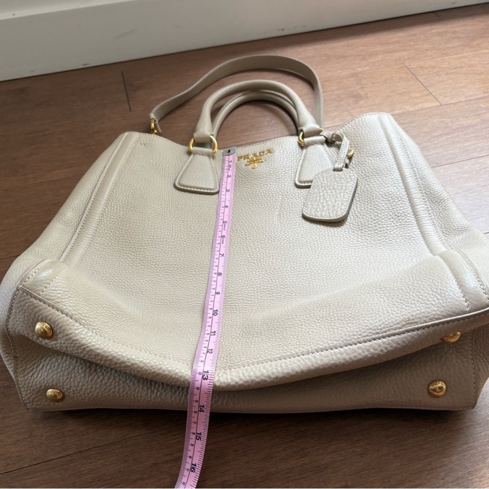 Prada vitello shopper tote bag in beige - Picture 6 of 10